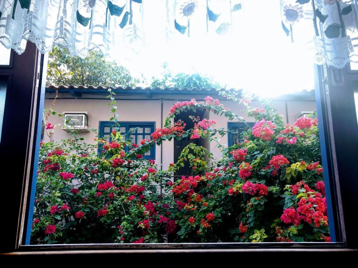 Cr Hotel Bueno - Antigo Hotel Serras De Goyaz Goiânia Esterno foto Bougainvillea in the garden of the house